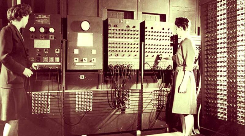 2 Mulheres operam um computador gigante na éecada de 1960