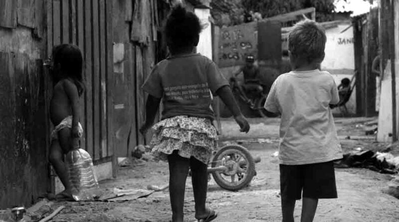 crianças miseráveis no beco da favela