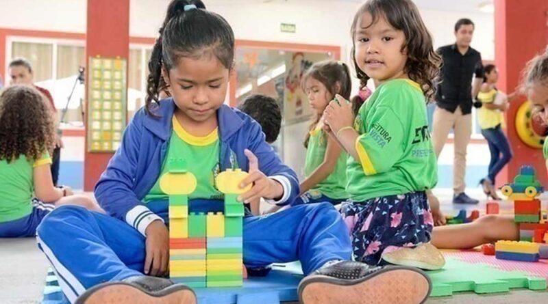 Meninas pequenas brincando de Lego