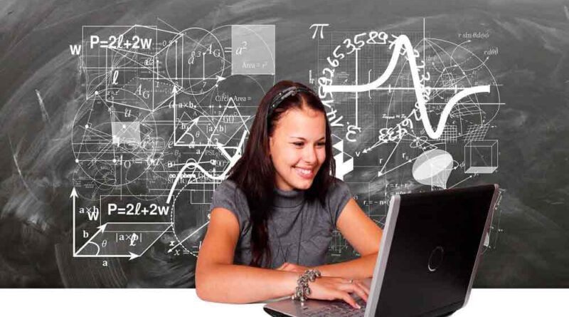 Capacitação com moça feliz estudando em computador