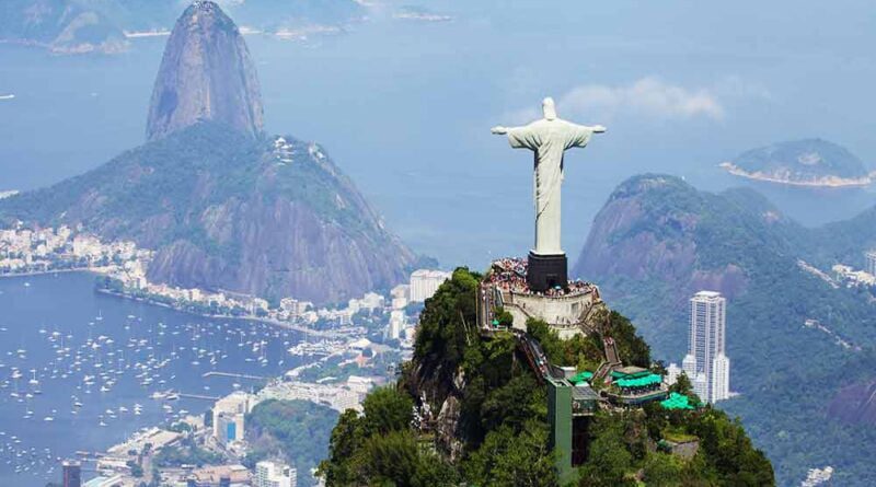 Cristo redentor de cosntas e ao fundo a baía da Guanabara Rio de Janeiro.