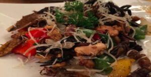 Salada de insetos são pratos comuns no Oriente terrestre e fazem parte do cardápio diário de muitos povos.
