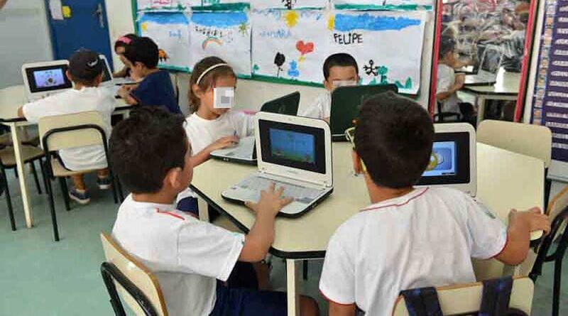 Crianças em sala de aula com computadores escola de São Bernardo do Campo