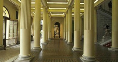 Hall de entrada com colunas de capiteis Jônicos
