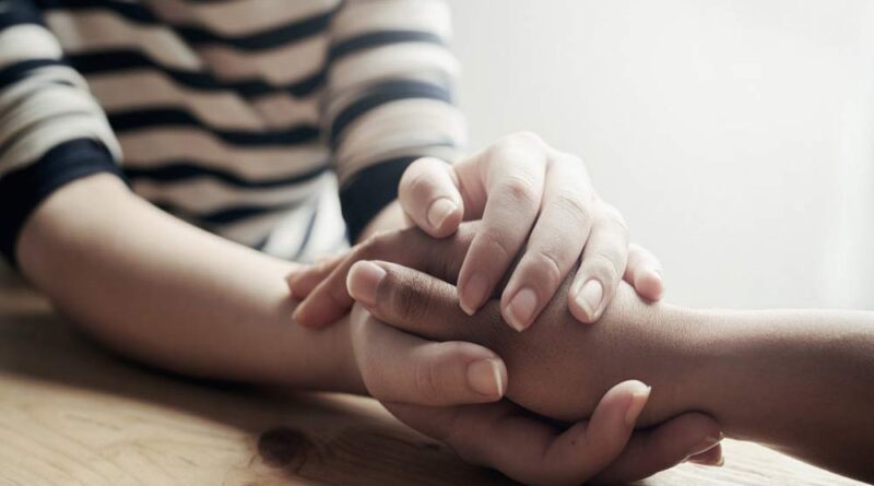 Mãos entrelaçadas - empatia entre pessoas