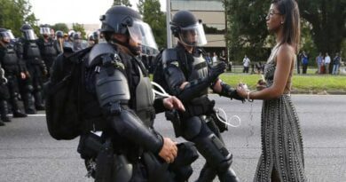 Muoher negra enfrenta policiais nos EUA