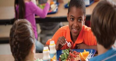 Crianças se alimentando na escola