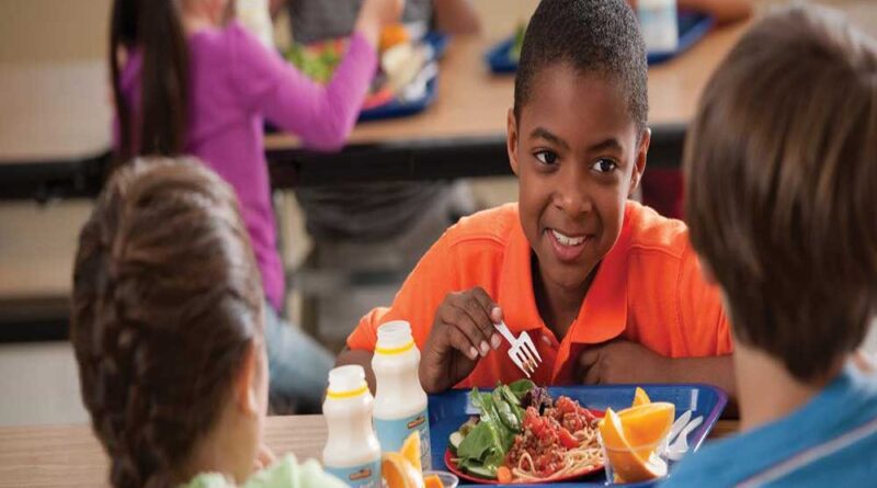 Crianças se alimentando na escola
