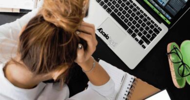 aluna estressada com estudo online