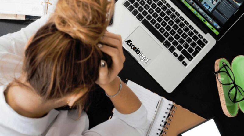 aluna estressada com estudo online