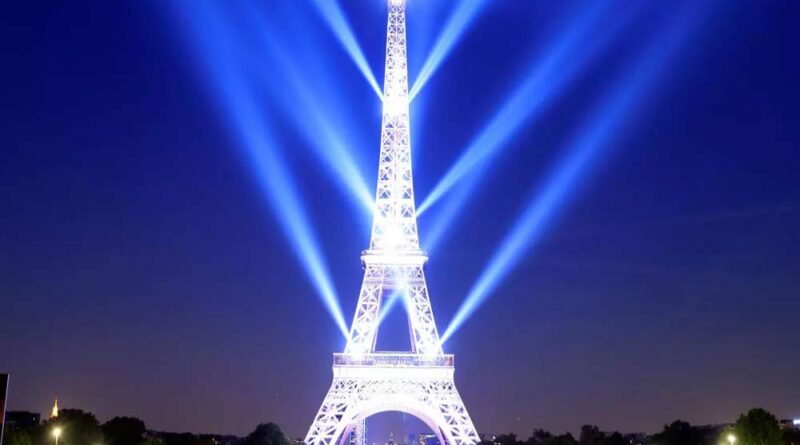 Torre Eifel iluminada a Democracia francesa