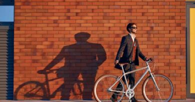 Ciclista Urbano indo para o trabalho