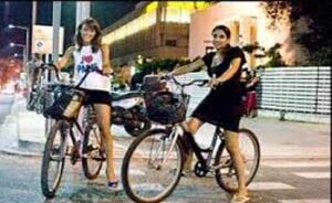 Mulheres usam bicicletas nas cidades