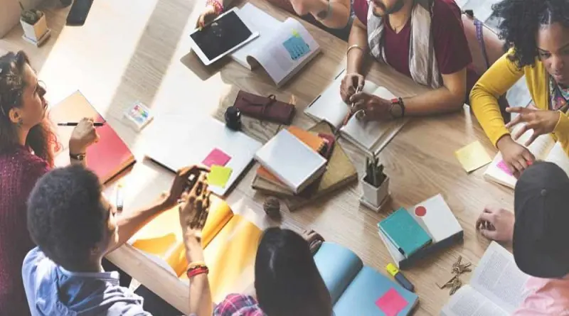Estudar e Trabalhar nas Escolas.